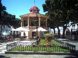 Quiosco en la plaza principal de Los Silos, Tenerife, con árboles y terrazas.