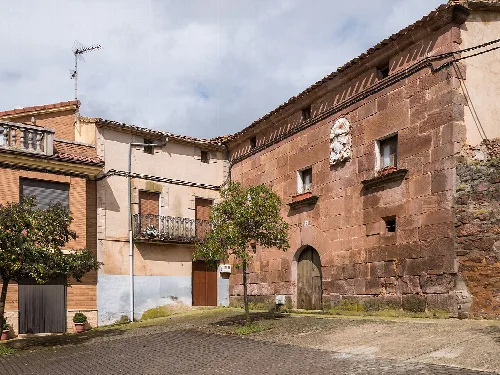 Casas de piedra y árboles en la plaza de Mirafuentes, Navarra.