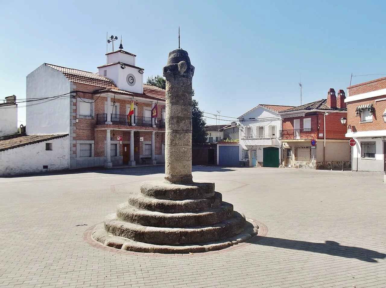 Brunnen auf dem Hauptplatz von Montesclaros mit umliegenden Gebäuden.