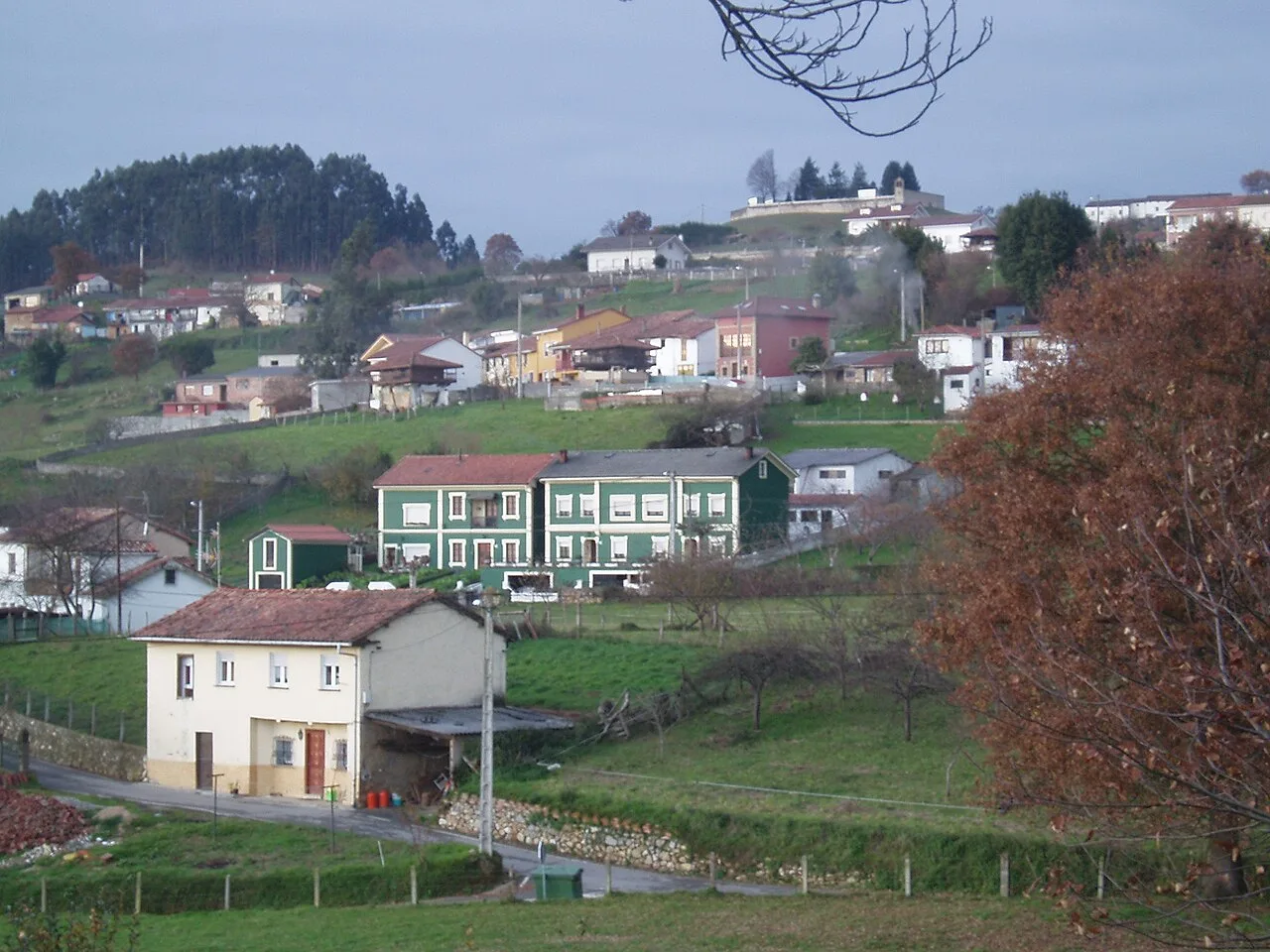 Ländliche Landschaft mit Häusern und Bäumen in Siero, Asturien.