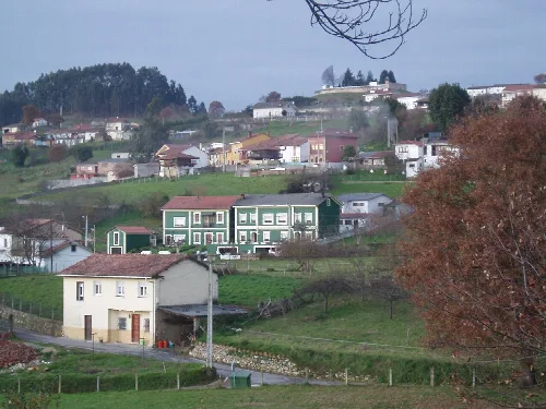 Paisaje rural con casas y árboles en Siero, Asturias.