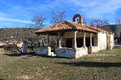 Kleine Kapelle mit Steinsäulen und Ziegeldach in Puebla de San Miguel.