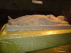 Gipsnachbildung des Mausoleums von Sancho VII in Roncesvalles.