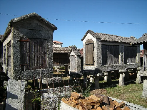 Stein- und Holz-Kornspeicher in Muimenta, Galicien.