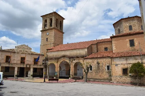 Platz mit Kirche und Rathaus in Almodóvar del Pinar, Cuenca.