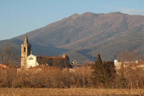 Esglèsia de Santa Maria de Palautordera amb el Montseny al darrera.