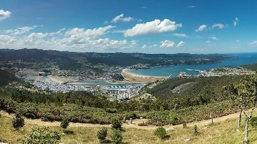 Panoramablick auf Vivero mit Hafen und Bucht im Hintergrund.