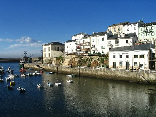 Puerto con barcos y casas blancas en Tapia de Casariego, Asturias.