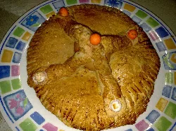 Hornazo en un plato decorado con colores, típico de Fernán Núñez.