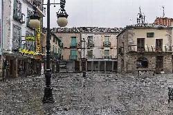 Plaza de España con edificios y farolas en El Barco de Ávila.