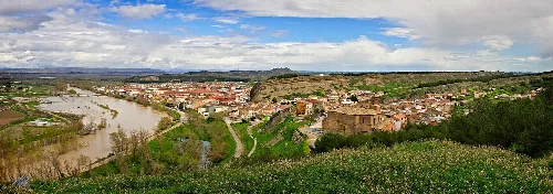 Vista panorámica de Caparroso con río y casas en Navarra.