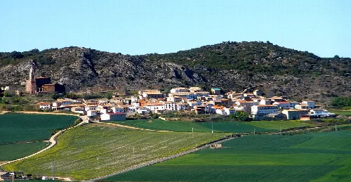 Vista de Piedramillera vista desde Sorlada, con casas y montañas.