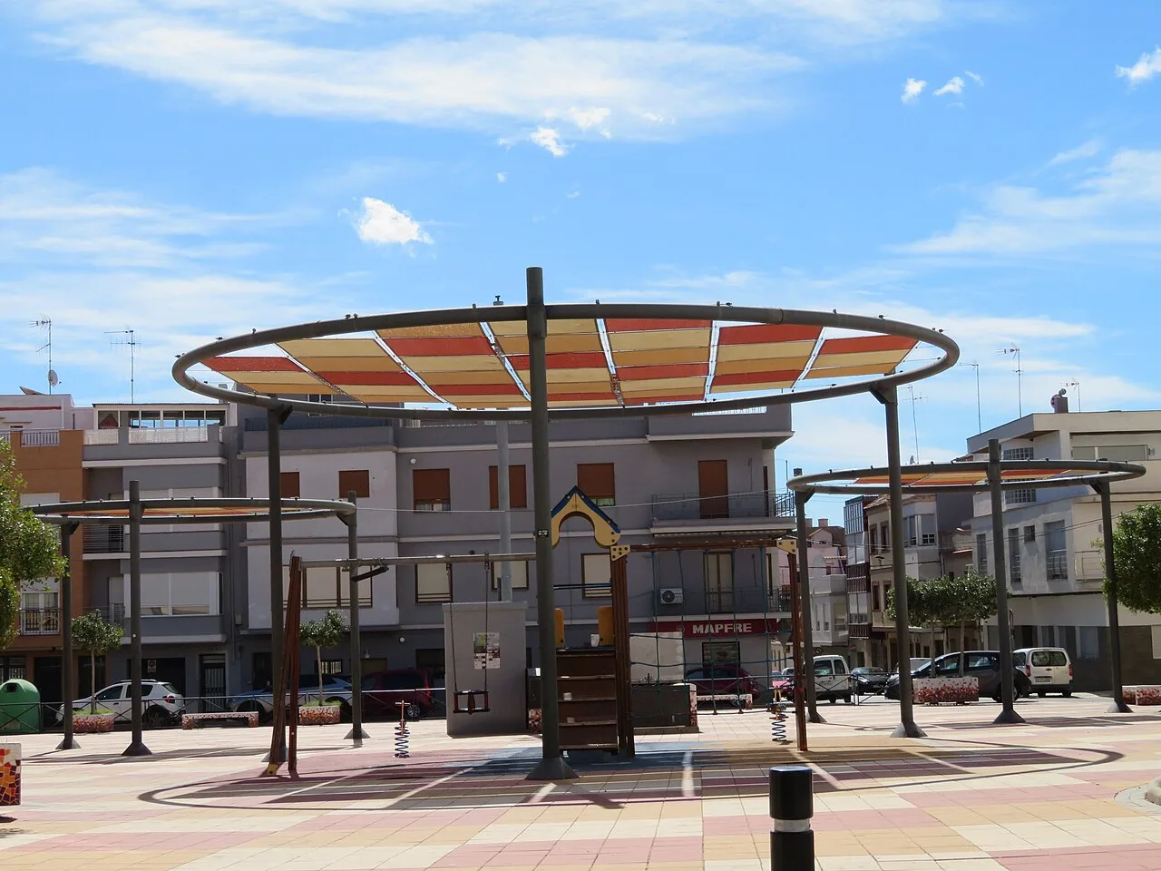 Zona de juegos con toldo y edificios en La Vilavella, Castellón