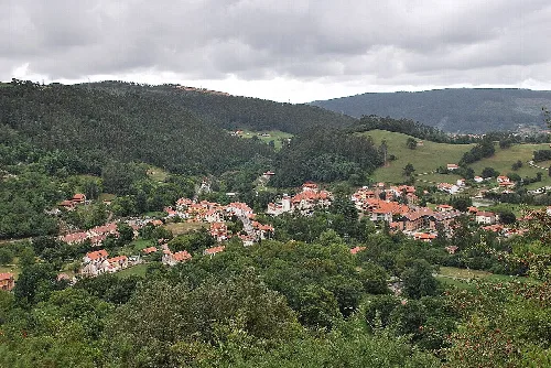 Paisaje con casas y colinas verdes en Puente Viesgo, Cantabria.