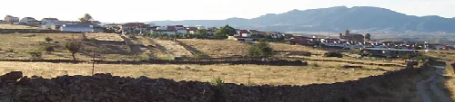 Ländliche Landschaft mit Häusern und Feldern in Hinojal, Cáceres.