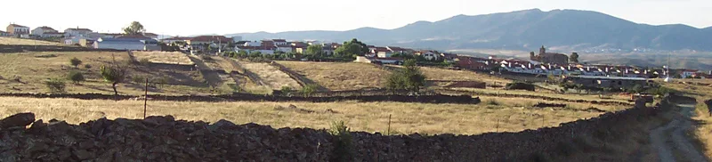 Ländliche Landschaft mit Häusern und Feldern in Hinojal, Cáceres.