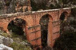Acueducto de Peña Cortada con tres arcos en Calles, Valencia.