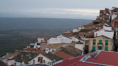 Häuser und Dächer auf einem Hügel in Sorihuela del Guadalimar.