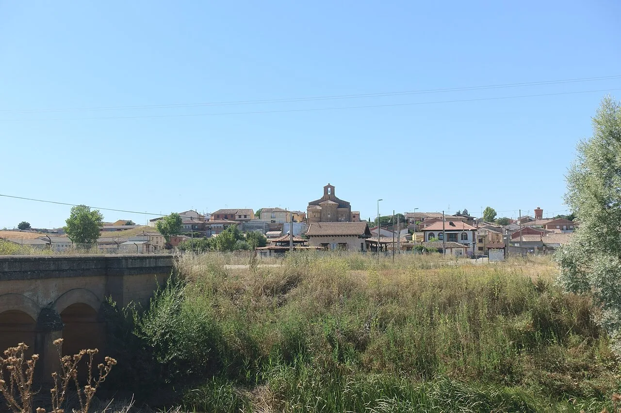 Panoramic view of Santervás de Campos with houses and a church.