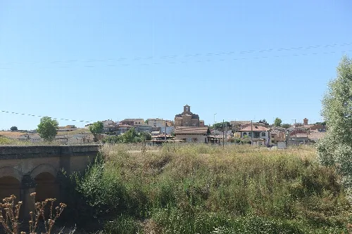 Vista panorámica de Santervás de Campos con casas y una iglesia en el centro.
