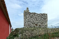 Ruinas de una torre de piedra en La Hinojosa, Cuenca.