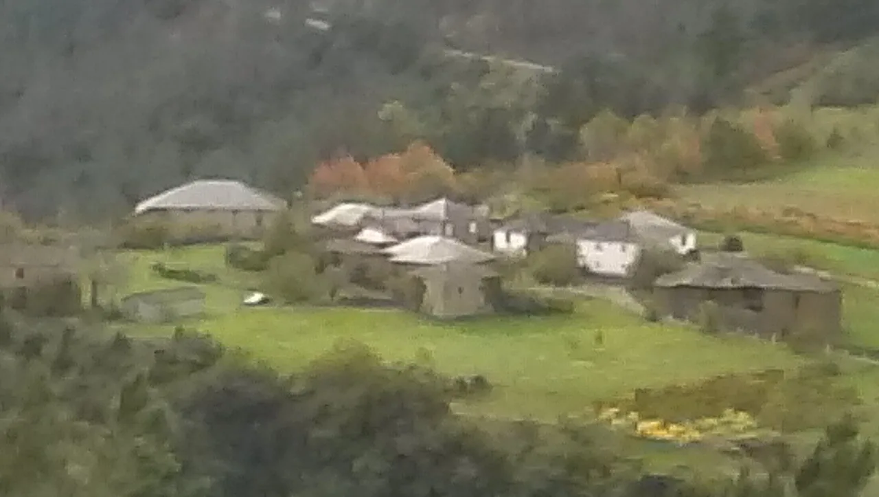 Small rural houses in a green valley in Negueira de Muñiz.