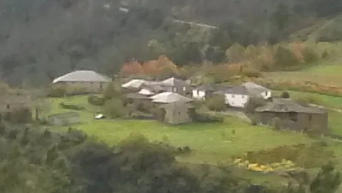 Kleine Landhäuser in einem grünen Tal in Negueira de Muñiz.