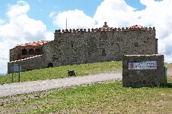 Monasterio de Tentudía con muros de piedra y torre en Calera de León.