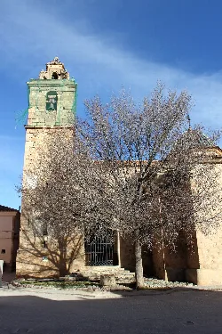 Pfarrkirche San Miguel Arcángel mit kahlem Baum in Puebla de San Miguel.