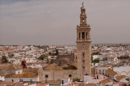 Vista panorámica de Lebrija con la torre de la iglesia en el centro.