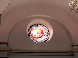Vidriera circular en la iglesia de Turre con imagen de la gestación de la Virgen María.