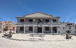 Pereruela town hall building with white facade and balcony.