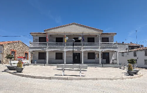 Pereruela Rathaus mit weißer Fassade und Balkon.