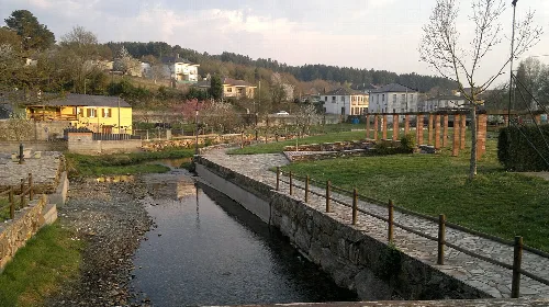 Saa-Fluss mit Kanal und Park in Pobra do Brollón, Lugo.