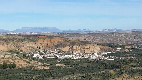 Panoramablick auf Marchal mit Bergen im Hintergrund.