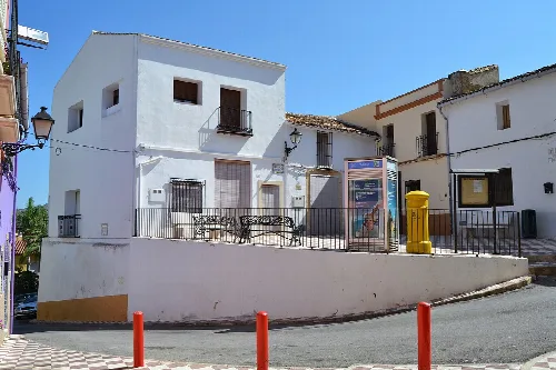 Plaça de Vicent Ballester de Benidoleig.