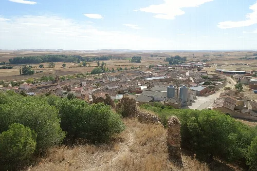 Panoramablick auf eine Stadt mit Häusern und Feldern in Zamora.