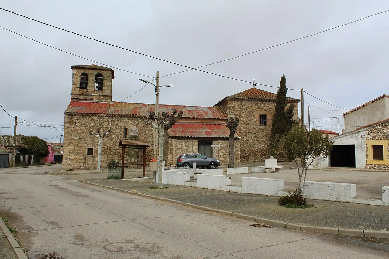 Parque e Iglesia en Martinamor I. Parque situado frente a la Iglesia del pueblo.