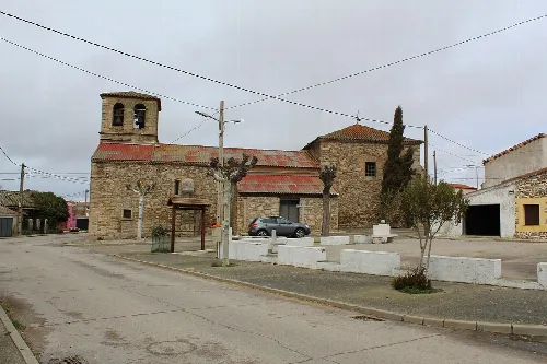 Parque e Iglesia en Martinamor I. Parque situado frente a la Iglesia del pueblo.
