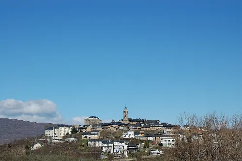 Blick auf Puebla de Sanabria mit weißen Häusern und einer Kirche auf dem Hügel.