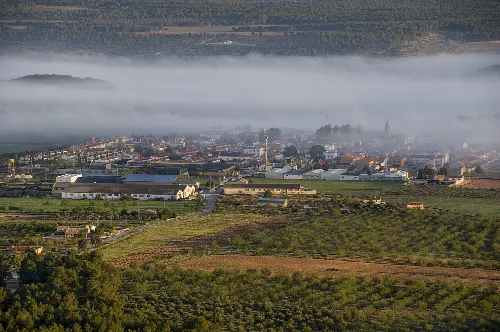Nebel bedeckt die Landschaft und Häuser in Fontanares, Valencia.