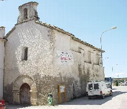 Fassade der Santa Anastasia-Kapelle in Tolva, mit Glockenturm und Holztür.