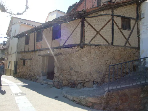vivienda construida parcialmente de adobe en Rebollar (Caceres)