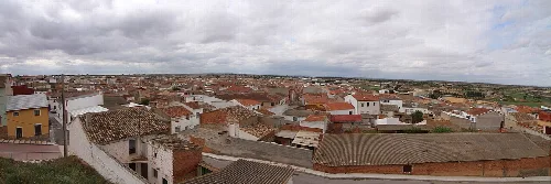 Panoramablick auf Ledaña mit Dächern und Straßen.
