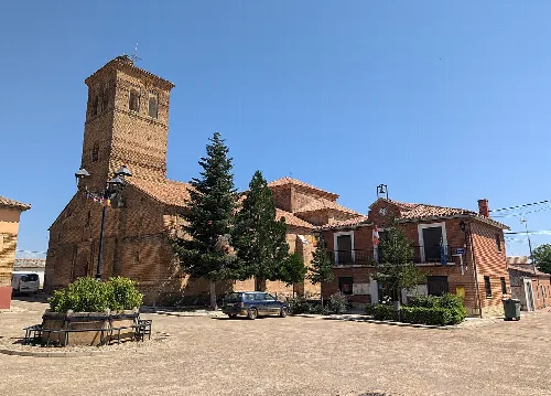 Iglesia de El Salvador y casa consistorial, Melgar de Abajo (Valladolid, España).