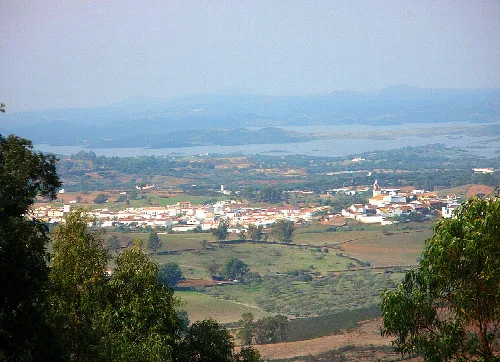 Vista del núcleo de población de Puebla de Guzmán desde el Cerro del Águila.
