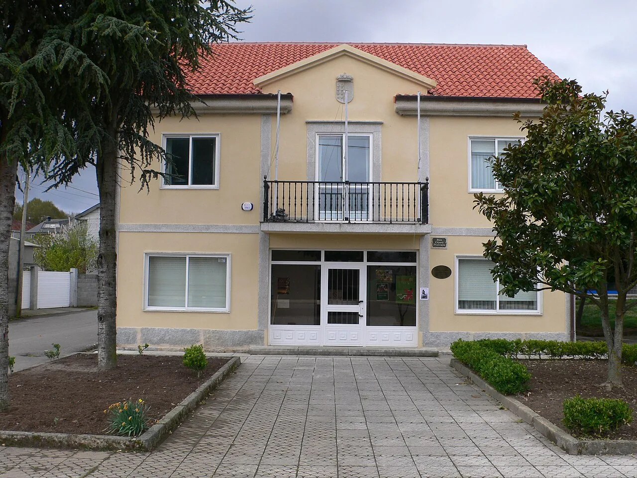 Edificio con entrada y balcón en Trasmiras, Orense.