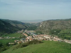 Panoramic view of Ezcaray and the Oja valley from Santa Bárbara.