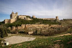 Kloster Uclés auf einem Hügel mit Mauern und alten Gebäuden.