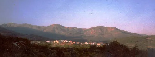 Panoramablick auf Aldeanueva de la Vera mit Bergen und Häusern.